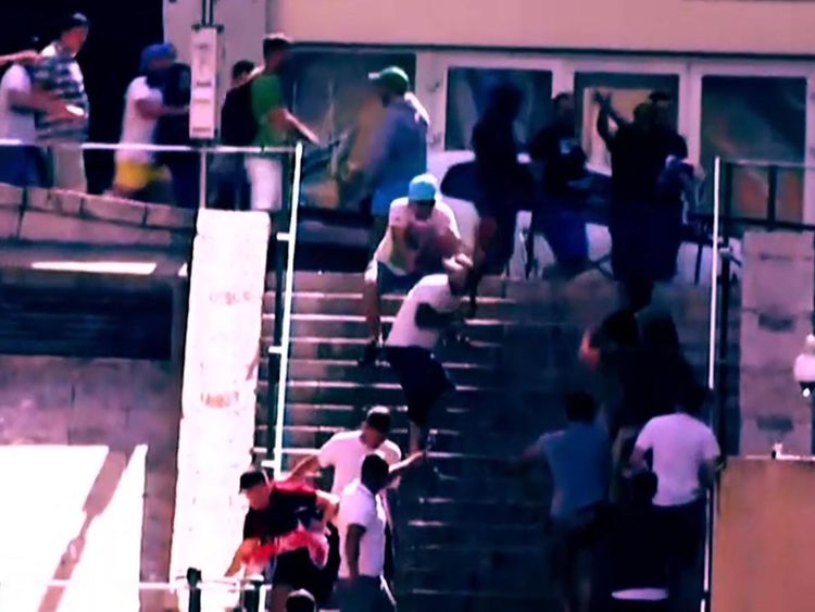  a frappé la tête avec une chaise pendant la violence lors de la finale du Championnat d'Europe 2016 à Marseille. 