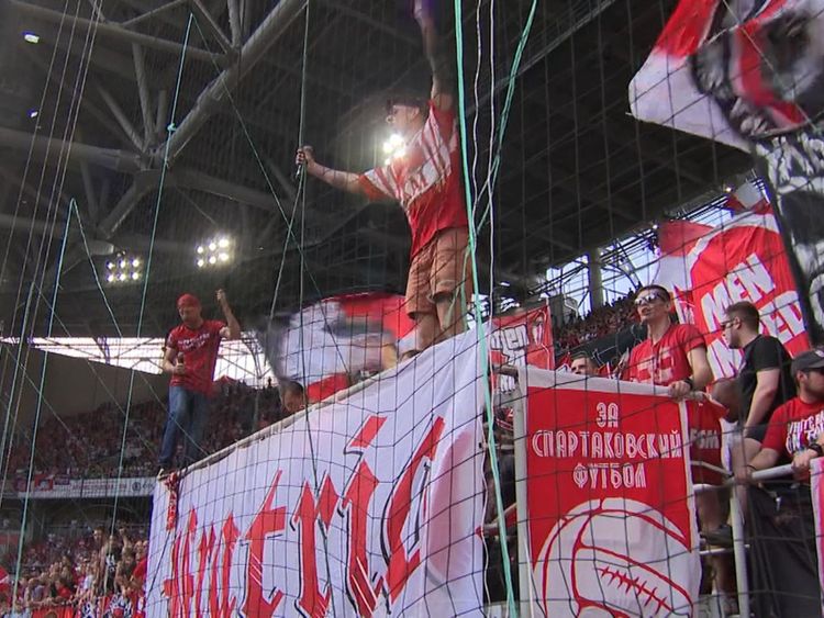  Écran toujours de l'histoire de Sky News sur les ultras russes. 