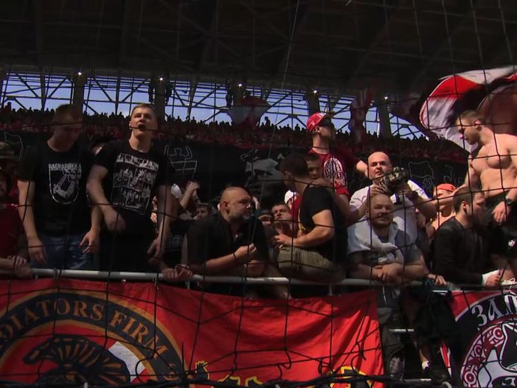  Écran encore de l'histoire de Sky News sur les hooligans du football russe. 