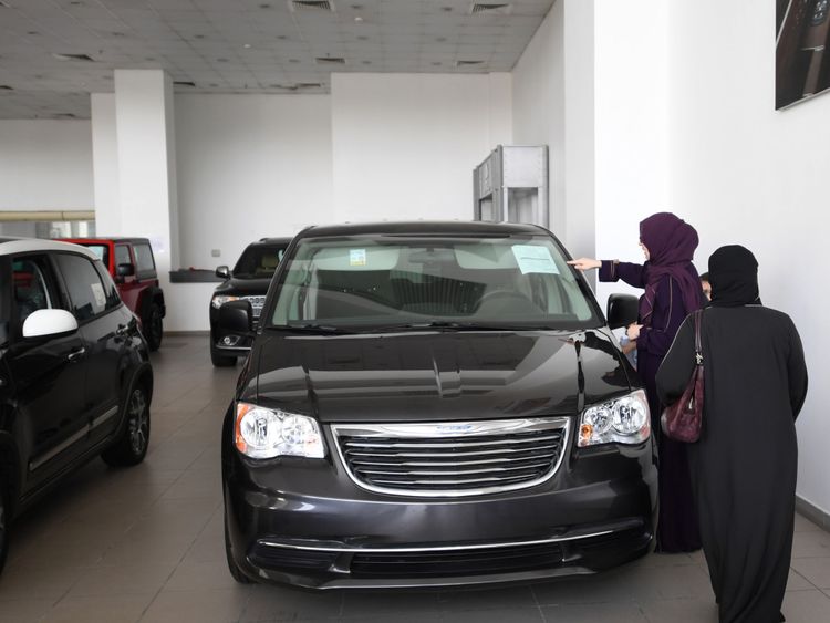 Des femmes saoudiennes examinent des voitures dans une salle d'exposition de la station balnéaire de Djeddah, dans la mer Rouge, le 23 juin 2018, un jour avant la levée d'une interdiction sur les femmes conduisant dans le royaume arabe conservateur
