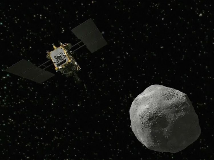 Un explorateur spatial japonais est arrivé à un astéroïde mercredi après un voyage de trois ans et demi pour entreprendre une première expérience: faire sauter un cratère dans la surface rocheuse pour recueillir des échantillons et les ramener sur Terre.