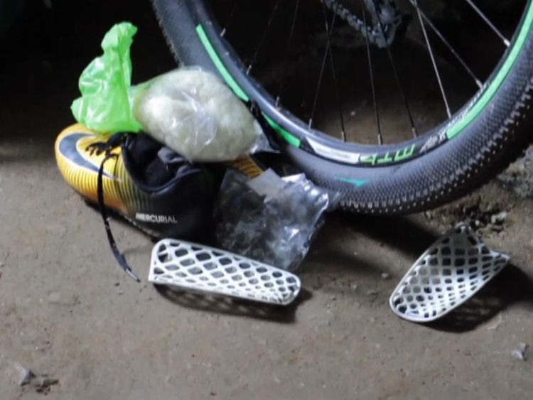 Des vélos et des sacs à dos appartenant aux footballeurs ont été laissés à l'entrée de la grotte