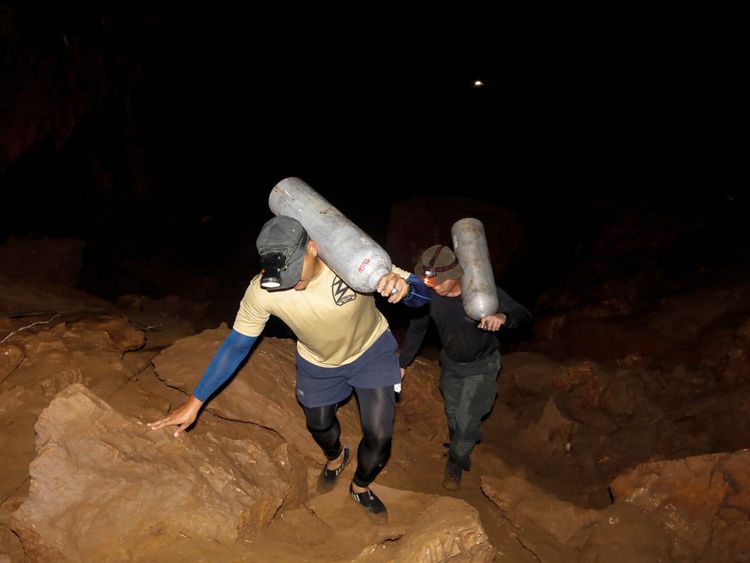 Certains des plongeurs tentent de sauver un groupe de footballeurs disparus