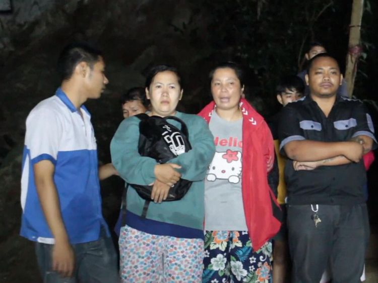 Les parents attendent nerveusement des nouvelles sur les lieux