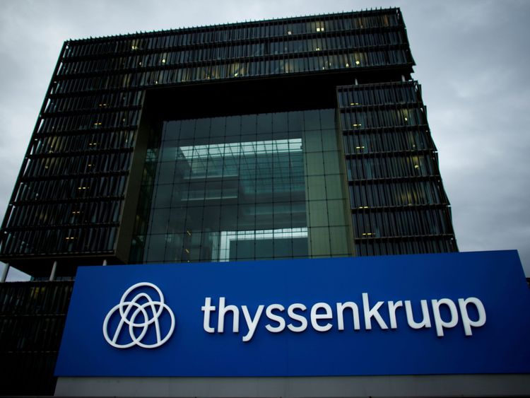 Un logo de ThyssenKrupp AG est photographié devant leur siège à Essen