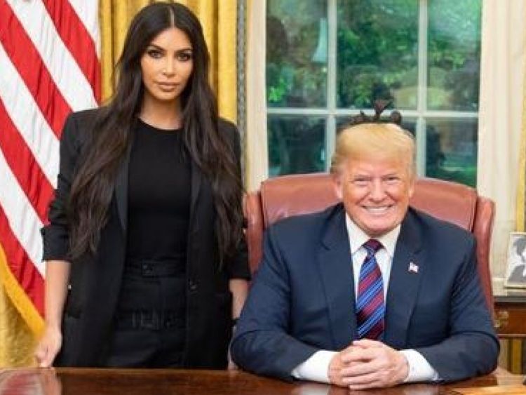  Kardashian West a rencontré Donald Trump pour défendre le cas d'Alice Marie Johnson </span><br />
      </figcaption></figure>
</div>
<p> Mme Johnson a admis qu'elle n'avait aucune idée de qui était Kardashian West. quand elle a appris pour la première fois que la star avait commencé à défendre sa cause. </p>
<p> "Dès que j'ai découvert qui elle était, j'ai commencé à trouver tous les magazines que je pouvais trouver … J'ai commencé à lire tout ce que je pouvais sur elle. Et tout le monde était étonné. »</p>
<p> Mme Johnson a été condamnée en 1996 pour son rôle dans une opération de trafic de cocaïne impliquant plus d'une douzaine de personnes </p>
<div>
<div class=