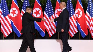  Trump et Kim se serrent la main 