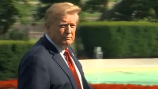 Le président Donald Trump n'a pas commenté aux journalistes s'interrogeant sur un tir de presse qui a fait au moins cinq morts.