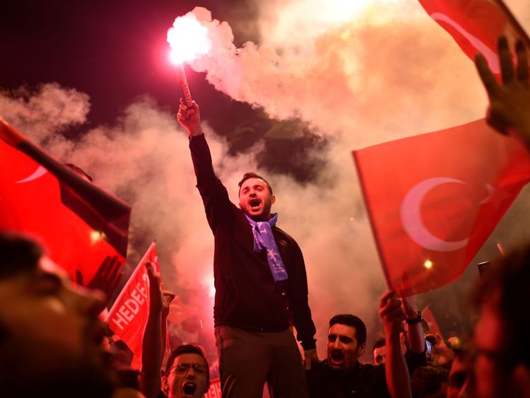Les gens lâchent des fusées éclairantes devant le siège du parti de l'AKP à Istanbul