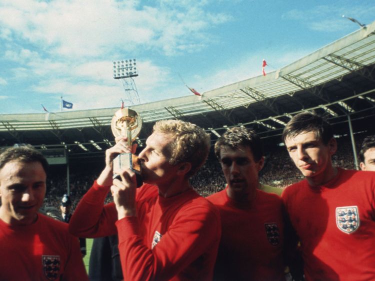  1966 : Bobby Moore embrasse le trophée Jules Rimet alors que l'équipe fête la finale de la Coupe du Monde 1966 contre l'Allemagne 