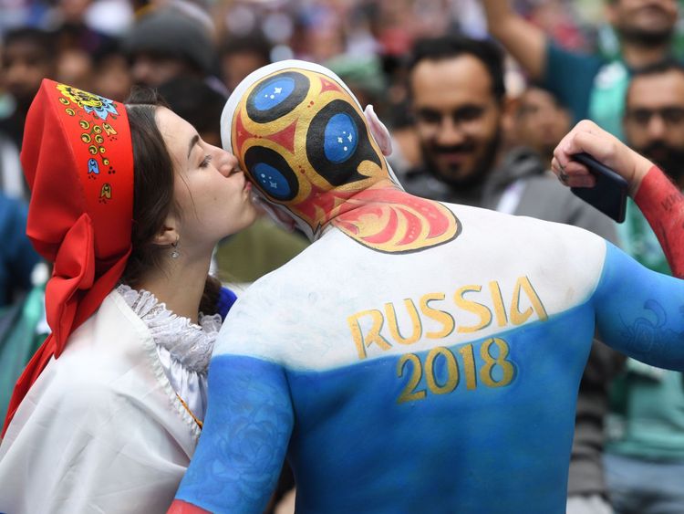  Un supporter russe embrasse un autre supporter avant le début du match de football du Groupe A de la Coupe du Monde Russie 2018 entre la Russie et l'Arabie Saoudite le stade Luzhniki à Moscou le 14 juin 2018 