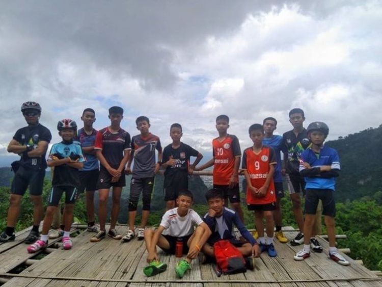 Équipe de football thaïlandaise manquante et son entraîneur