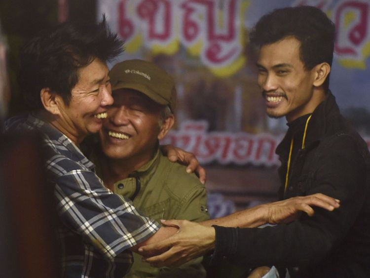 Les membres de la famille fêtent leur anniversaire en campant près de la grotte de Than Luang en Thaïlande, après avoir appris que tous les membres de l'équipe de football des enfants et leur entraîneur sont vivants