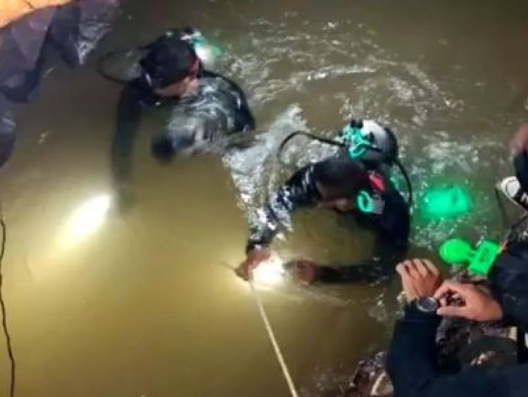 Des plongeurs se frayant un chemin à travers l'eau dans les tunnels du complexe