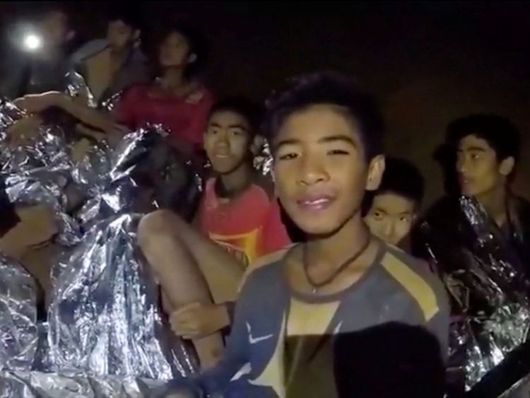 Des garçons de l'équipe de football des moins de 16 ans pris au piège dans la grotte de Tham Luang couverte de couvertures d'hypothermie