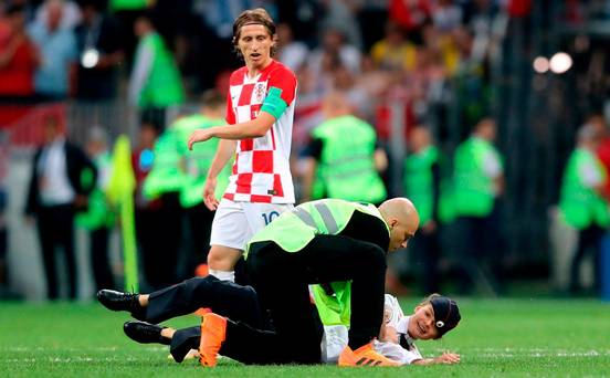 Les membres de 'Pussy Riot' portaient des uniformes de police lors de l'invasion du terrain de la Coupe du Monde