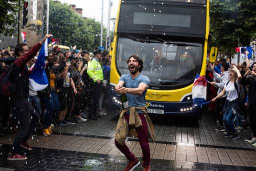 En images: Les fans français descendent dans les rues de Dublin pour célébrer leur triomphe en Coupe du Monde