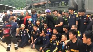 L'équipe célèbre après 18 jours depuis la découverte de l'équipe piégée "srcset =" https://e3.365dm.com/18/07/320x180/skynews-navy-seals-thailand_4358751.jpg?20180710213640 320w, https: // e3 365 jours /. 20180710213640 736w, https://e3.365dm.com/18/07/992x558/skynews-navy-seals-thailand_4358751.jpg?20180710213640 992w, https://e3.365dm.com/18/07/1096x616/skynews- navy-phoques-thailand_4358751.jpg? 20180710213640 1096w, https://e3.365dm.com/18/07/1600x900/skynews-navy-seals-thailand_4358751.jpg?20180710213640 1600w, https://e3.365dm.com/ 18/07 / 1920x1080 / skynews-navy-phoques-thailand_4358751.jpg? 20180710213640 1920w, https://e3.365dm.com/18/07/2048x1152/skynews-navy-seals-thailand_4358751.jpg?20180710213640 2048w "tailles = "(min-largeur: 900px) 992px, 100vw