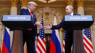 Le président américain Donald Trump et le président russe Vladimir Poutine se serrent la main lors d'une conférence de presse conjointe après leur réunion à Helsinki, en Finlande, le 16 juillet 2018