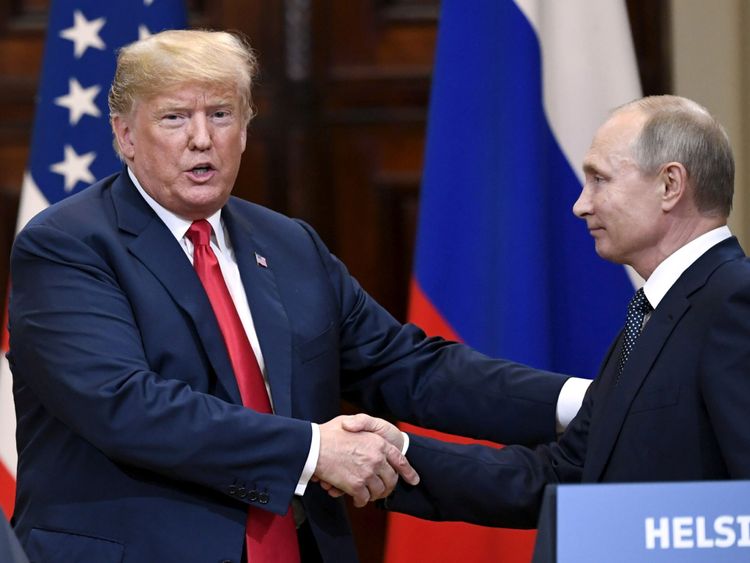Le président américain Donald Trump et le président russe Vladimir Poutine se serrent la main après leur conférence de presse conjointe au palais présidentiel d'Helsinki, en Finlande