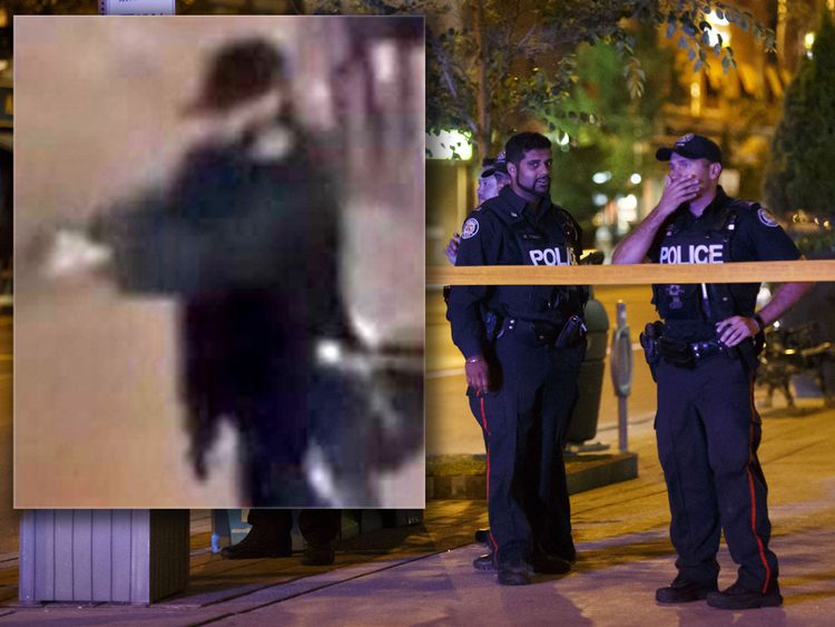 Des policiers de Toronto surveillent la rue Danforth sur les lieux d'une fusillade à Toronto