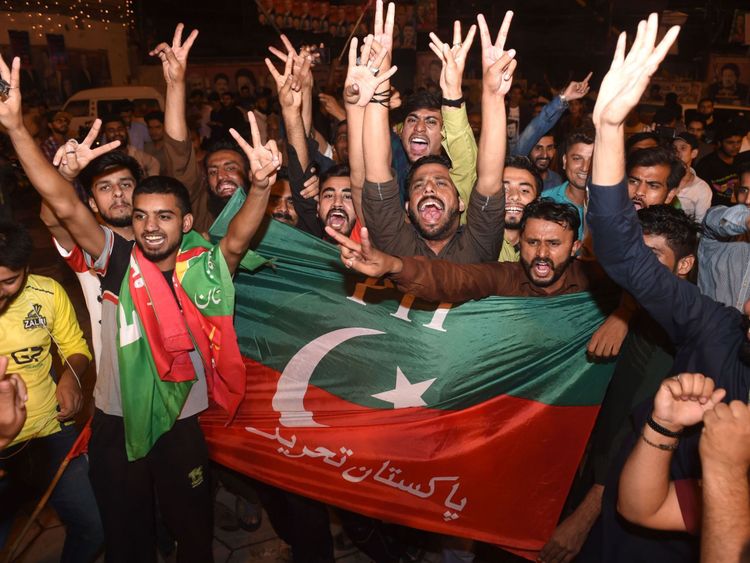 Les partisans du politicien du Pakistan, Imran Khan, chef du mouvement Tehreek-e-Insaf (Mouvement pour la Justice), célèbrent à Lahore