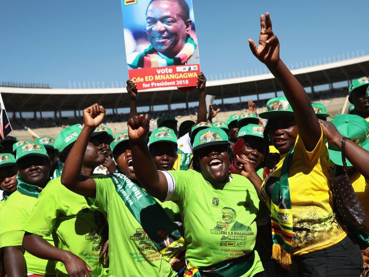 Le président Emmerson Mnangagwa prend la parole lors du rassemblement final de la ZANU-PF, en vue des élections au Zimbabwe, lundi 28 juillet au stade national des sports, à Harare, au Zimbabwe. Les Zimbabwéens se rendent aux urnes le 30 juillet pour voter pour un nouveau président lors de la première élection depuis que Robert Mugabe, qui a dirigé le pays pendant 37 ans après son indépendance en 1980, a été évincé du pouvoir l'année dernière.