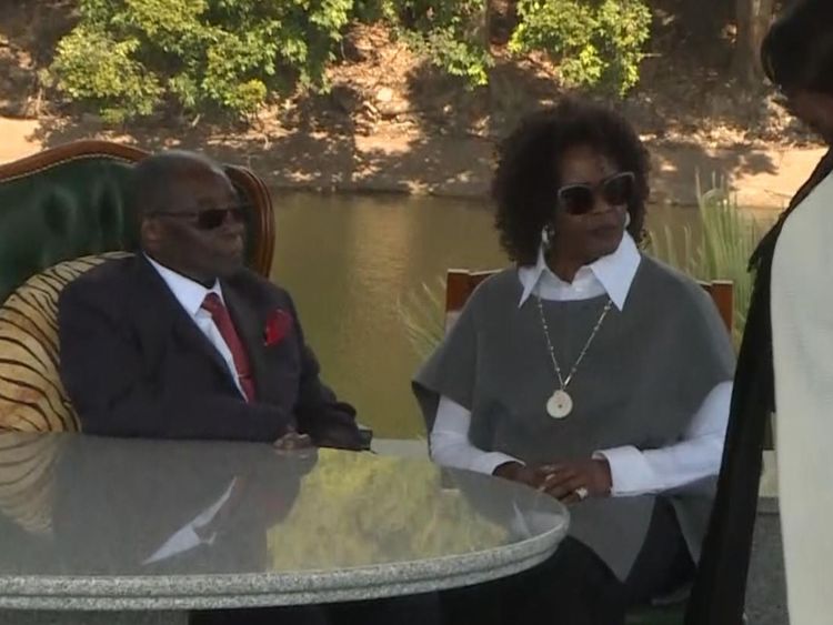 L'ancien dirigeant du Zimbabwe, Robert Mugabe, photographié avec sa femme, Grace