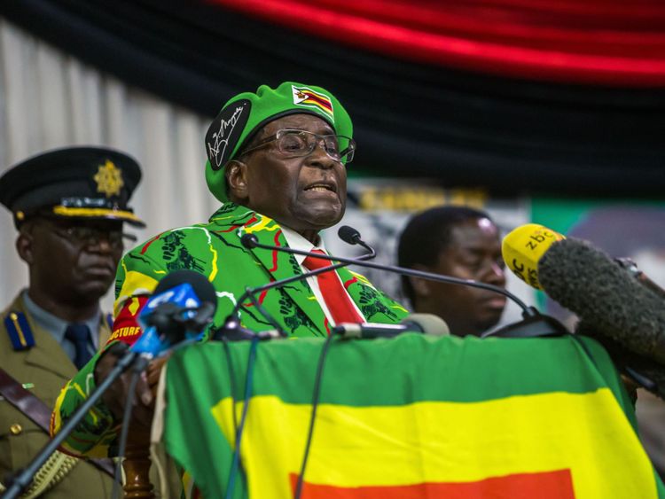 Le président d'imbabwe, Robert Mugabe, prononce un discours lors d'une réunion de la ligue des jeunes de son parti où il a fait allusion à un remaniement ministériel, le 7 octobre 2017, à Harare