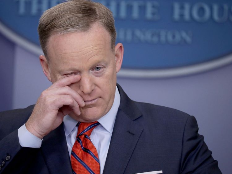 Sean Spicer admet avoir commis une erreur par rapport à Hitler