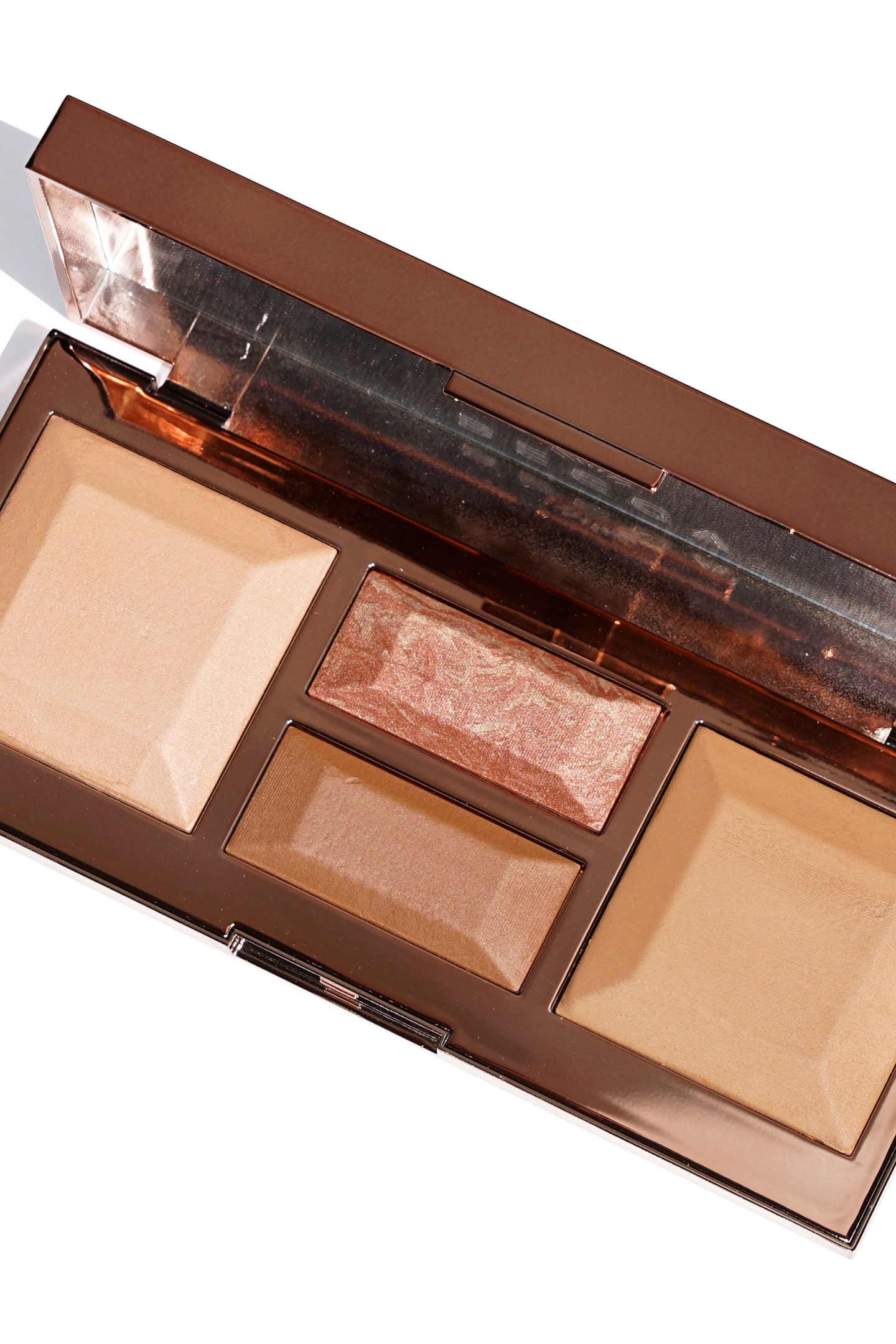Becca Soyez un examen de la palette de lumière face Medium to Dark + Swatches | Le livre de beauté