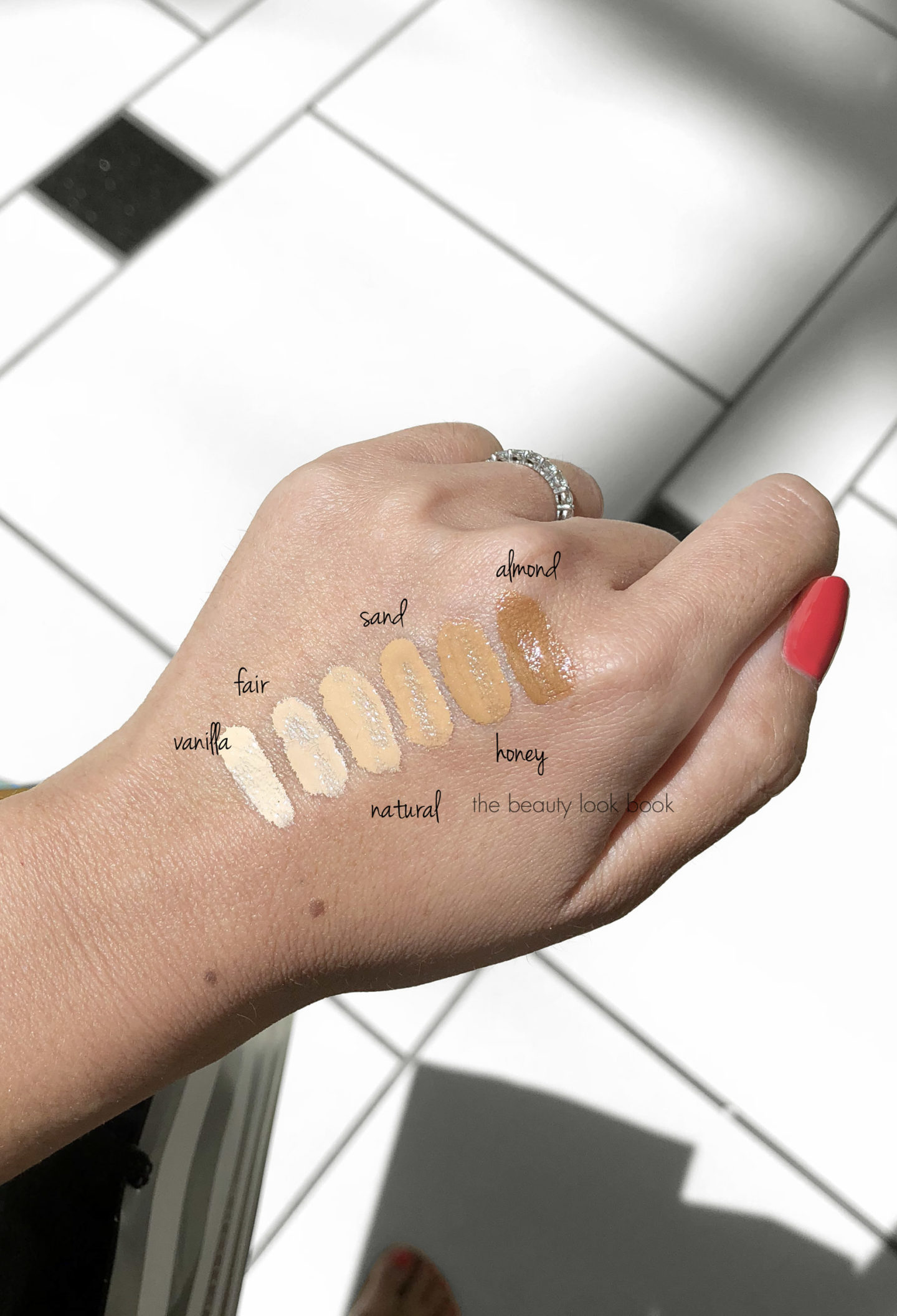 Nuancier Sablier Retouche Fluide Nuancier Vanille, Foire, Naturel, Sable, Miel et Amande via le Look Look Beauté