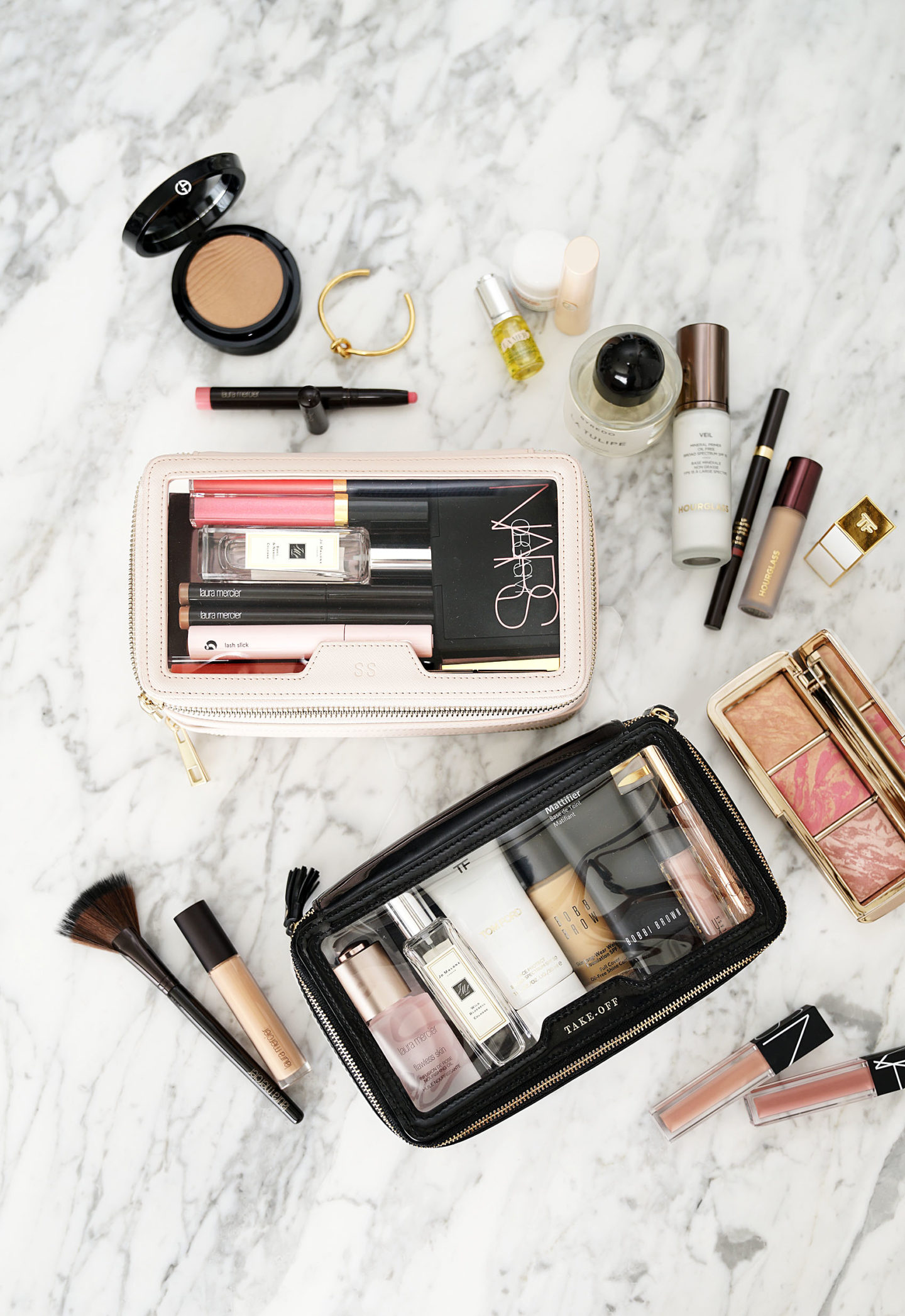 Le cas cosmétique transparent édité par quotidien contre l'affaire de voyage d'Inya d'Anya Hindmarch | Le livre de beauté