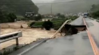 Japon inondations "de srcset =" https://e3.365dm.com/18/07/320x180/bc36fccd3659481ea3a4b10eb4c0391c852c2628840f20136f409cd9fd634cf2_4355889.jpg?20180707153900 320W, https://e3.365dm.com/18/07/640x380/bc36fccd3659481ea3a4b10eb4c0391c852c2628840f20136f409cd9fd634cf2_4355889.jpg?20180707153900 640W, https://e3.365dm.com/18/07/736x414/bc36fccd3659481ea3a4b10eb4c0391c852c2628840f20136f409cd9fd634cf2_4355889.jpg?20180707153900 736w, 992w https://e3.365dm.com/18/07/992x558/bc36fccd3659481ea3a4b10eb4c0391c852c2628840f20136f409cd9fd634cf2_4355889.jpg?20180707153900, https: //e3.365dm.com/18/07/1096x616/bc36fccd3659481ea3a4b10eb4c0391c852c2628840f20136f409cd9fd634cf2_4355889.jpg?20180707153900 1096w, 1600w https://e3.365dm.com/18/07/1600x900/bc36fccd3659481ea3a4b10eb4c0391c852c2628840f20136f409cd9fd634cf2_4355889.jpg?20180707153900, https: // e3. 365dm.com/18/07/1920x1080/bc36fccd3659481ea3a4b10eb4c0391c852c2628840f20136f409cd9fd634cf2_4355889.jpg?20180707153900 1920w, https://e3.365dm.com/18/07/2048x 1152 / bc36fccd3659481ea3a4b10eb4c0391c852c2628840f20136f409cd9fd634cf2_4355889.jpg? 20180707153900 2048w "tailles =" (min-largeur: 900px) 992px, 100vw