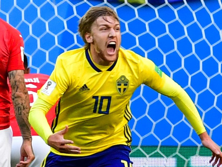 Emil Forsberg célèbre après que sa frappe déviée a ouvert la marque pour la Suède