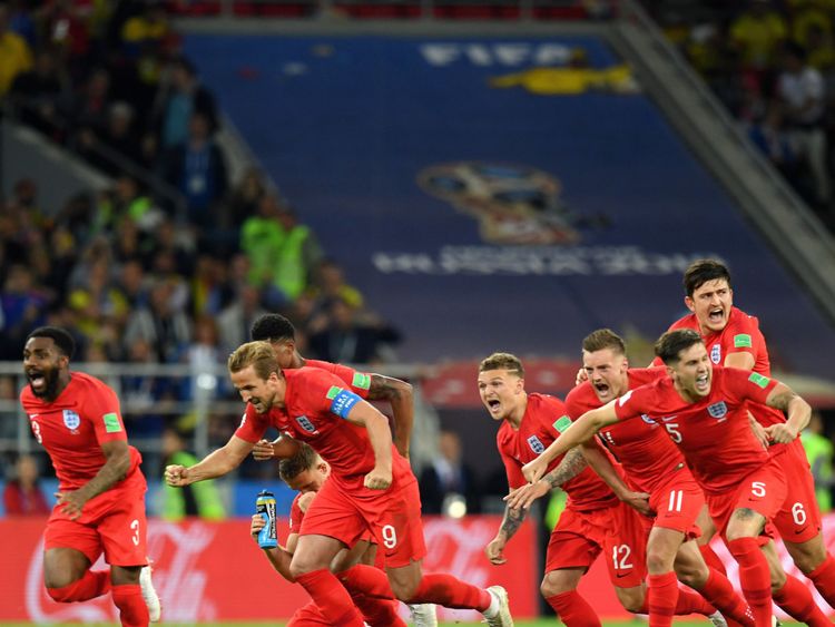 Les joueurs d'Angleterre célèbrent après la victoire d'Eric Dier lors d'une victoire 4-3 aux tirs au but contre la Colombie