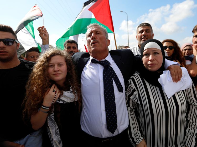L'adolescente palestinienne Ahed Tamimi et sa mère Nareman sortent après avoir été libérées d'une prison israélienne
