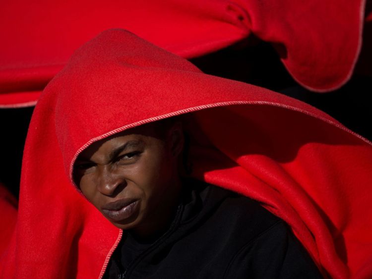 Un migrant sauvé en mer attend d'être transféré au port d'Algésiras