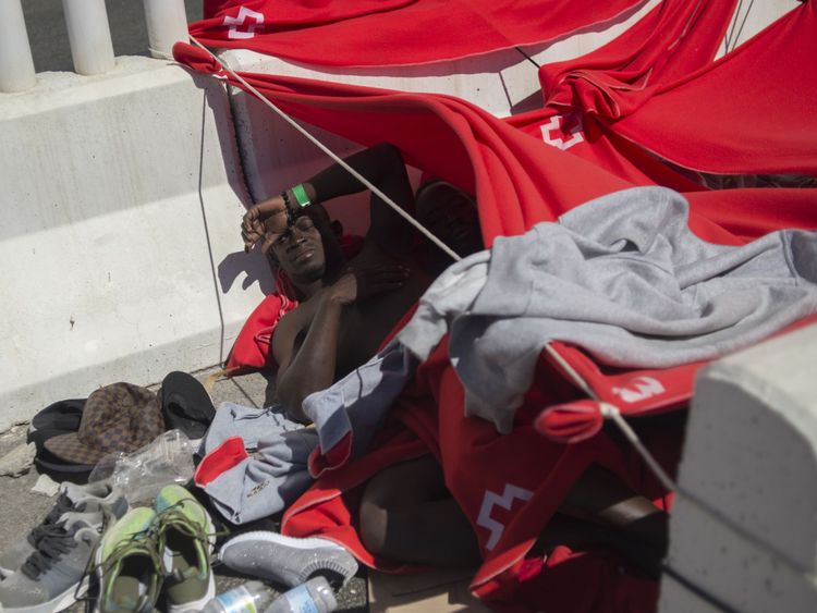 Un homme sauvé en mer repose au port d'Algésiras