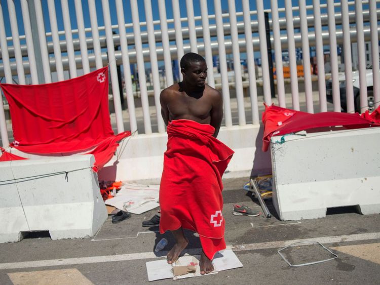 Glenn Alban, 18 ans, du Cameroun qui a été sauvé en mer se tient au port d'Algésiras
