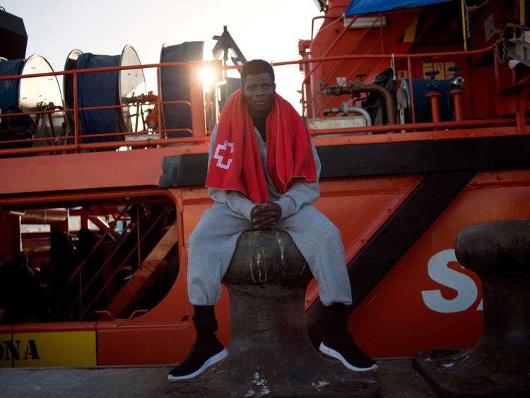 Un homme sauvé en mer attend d'être transféré au port d'Algésiras
