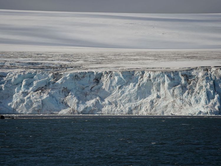 Vue du Yankee Harbour dans les îles Shetland du Sud, Antarctique, le 6 mars 2016. Se dandinant sur les rochers, des légions de pingouins se jettent dans les eaux glacées de l'Antarctique, en quête de nourriture pour nourrir leurs petits. Comme les phoques et les baleines, ils mangent du krill, un crustacé de la taille d'une crevette qui forme la base de la chaîne alimentaire de l'océan Austral. Mais les pingouins affirment que le krill se raréfie dans la péninsule antarctique occidentale, menacé par le changement climatique et la pêche. AFP PHOTO / EITAN ABRAMO