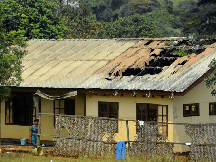 Un toit d'école partiellement brûlé après un incendie criminel