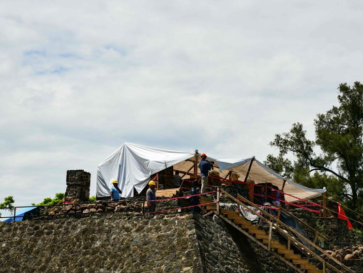Les archéologues ont fouillé le site après avoir été secoué par un tremblement de terre en septembre de l'année dernière 