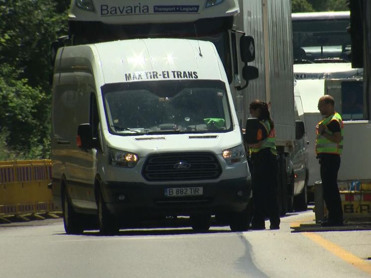 Police regardant une camionnette à la frontière allemande