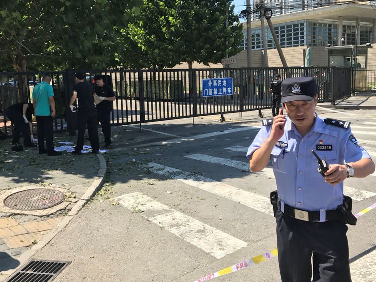 Un policier est vu près de l'ambassade américaine à Pékin, à la suite d'une explosion