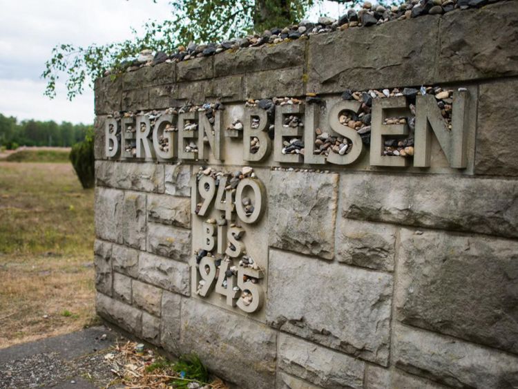 Un panneau sur le site du camp de concentration de Bergen-Belsen en Basse-Saxe,
Allemagne du Nord