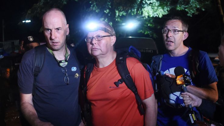 Richard William Stanton (2e-L), Robert Charles Harper (3e-L) et John Volanthen (R) arrivent aux grottes