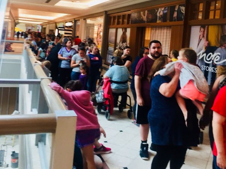 Les files d'attente se sont formées dans les centres commerciaux du monde entier. Pic: Amanda Spriggs