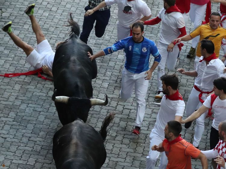 Les coureurs sprintent le long des taureaux lors de la dernière course des taureaux au festival de San Fermin à Pampelune, Espagne, le 14 juillet 2018. REUTERS / Susana Vera